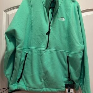 SOLD.    NWT The North Face Men's Attitude 1/4 Zip Fleece Relax Pullover Green